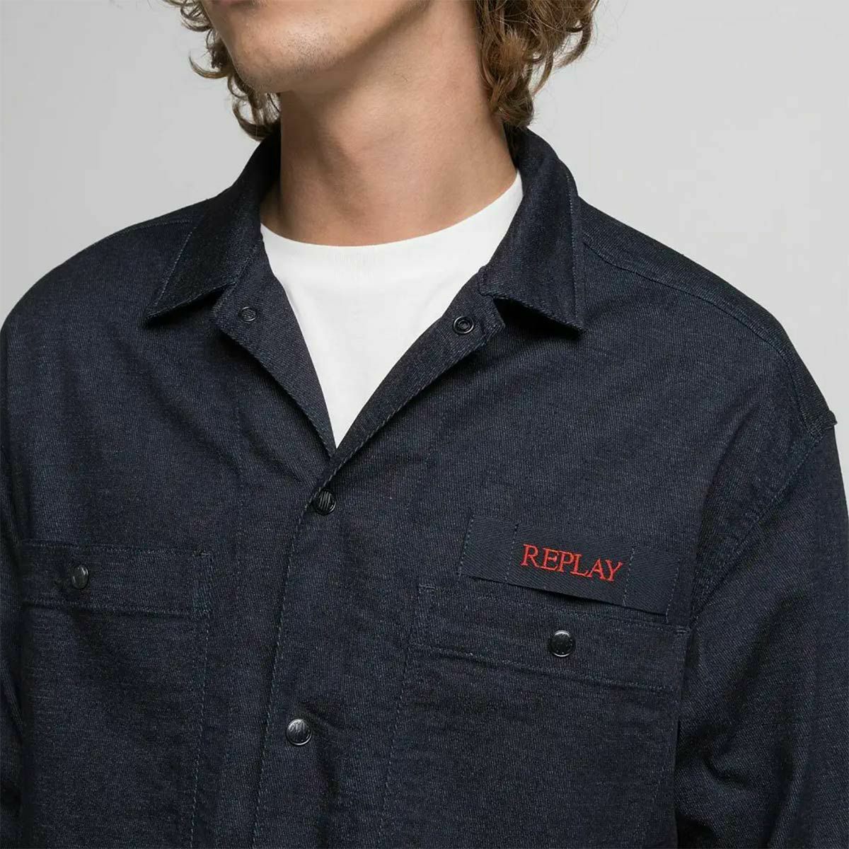 Replay｜レタリング デニムシャツ｜ファブリック｜ダークブルー｜モデル着用