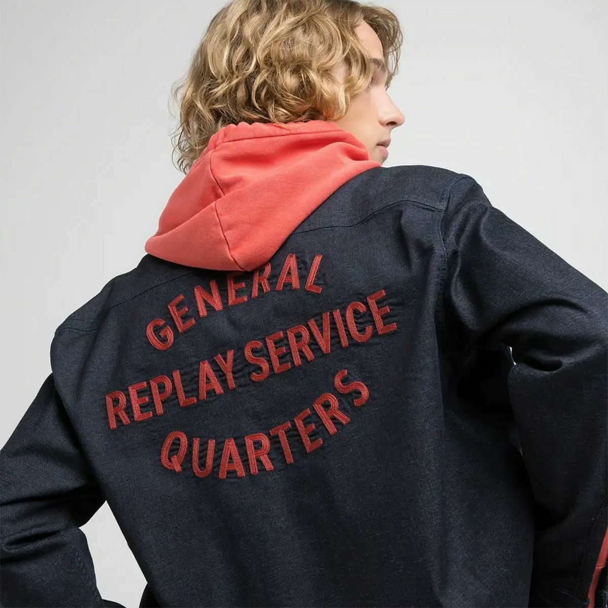 Replay｜レタリング デニムシャツ｜ファブリック｜ダークブルー｜モデル着用