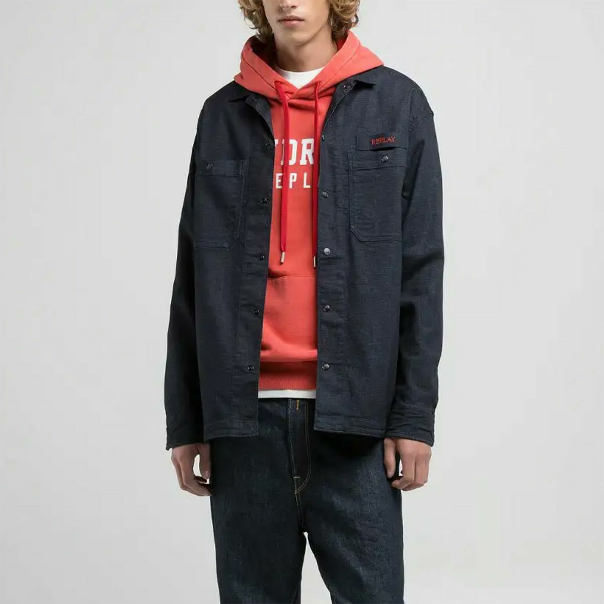 Replay｜レタリング デニムシャツ｜ファブリック｜ダークブルー｜モデル着用