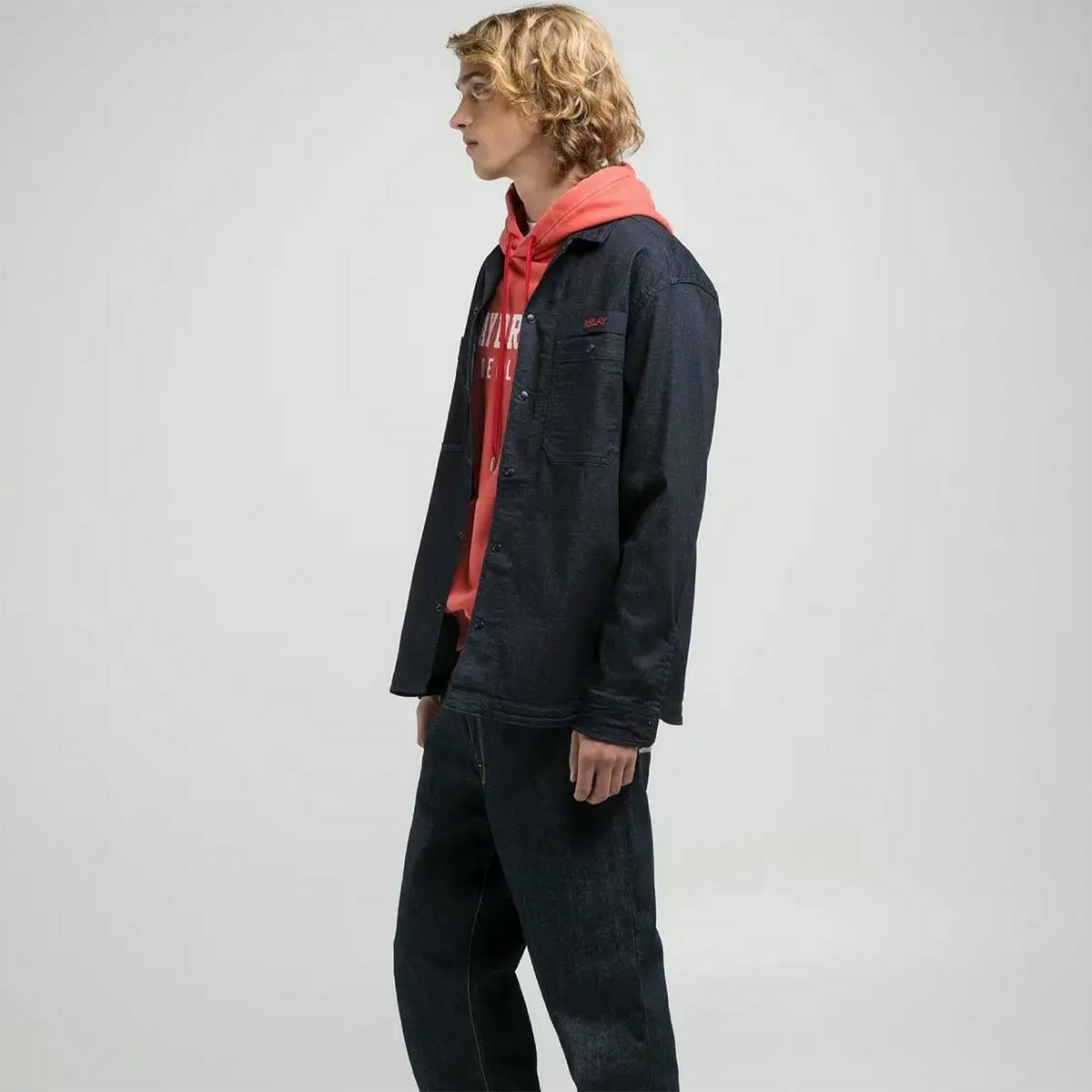 Replay｜レタリング デニムシャツ｜ファブリック｜ダークブルー｜モデル着用