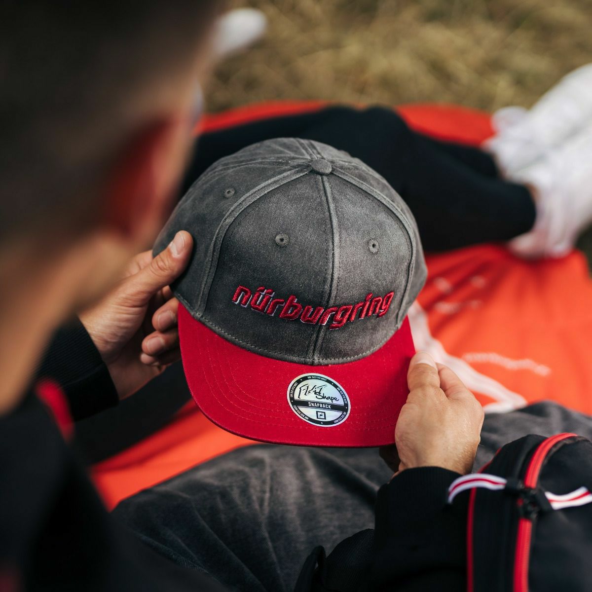 Nurburgring｜ニュルブルクリンク Pflanzgarten キャップ｜帽子｜グレー×レッド｜モデル着用