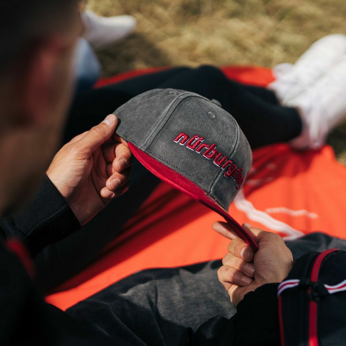 Nurburgring｜ニュルブルクリンク Pflanzgarten キャップ｜帽子｜グレー×レッド｜モデル着用