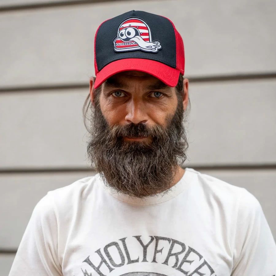 HolyFreedom｜ヘルメット キャップ｜帽子｜レッド｜モデル着用