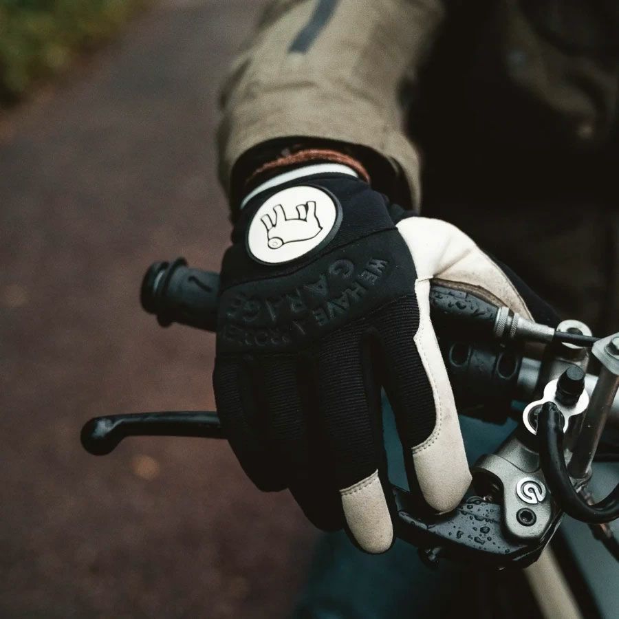 HolyFreedom｜ガレージ グローブ｜3シーズン｜ホワイト×ブラック｜モデル着用