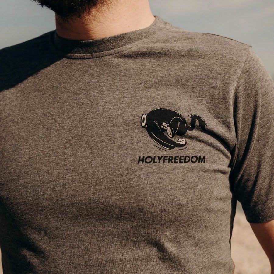HolyFreedom｜ビー ケアフル Tシャツ｜グレー｜モデル着用