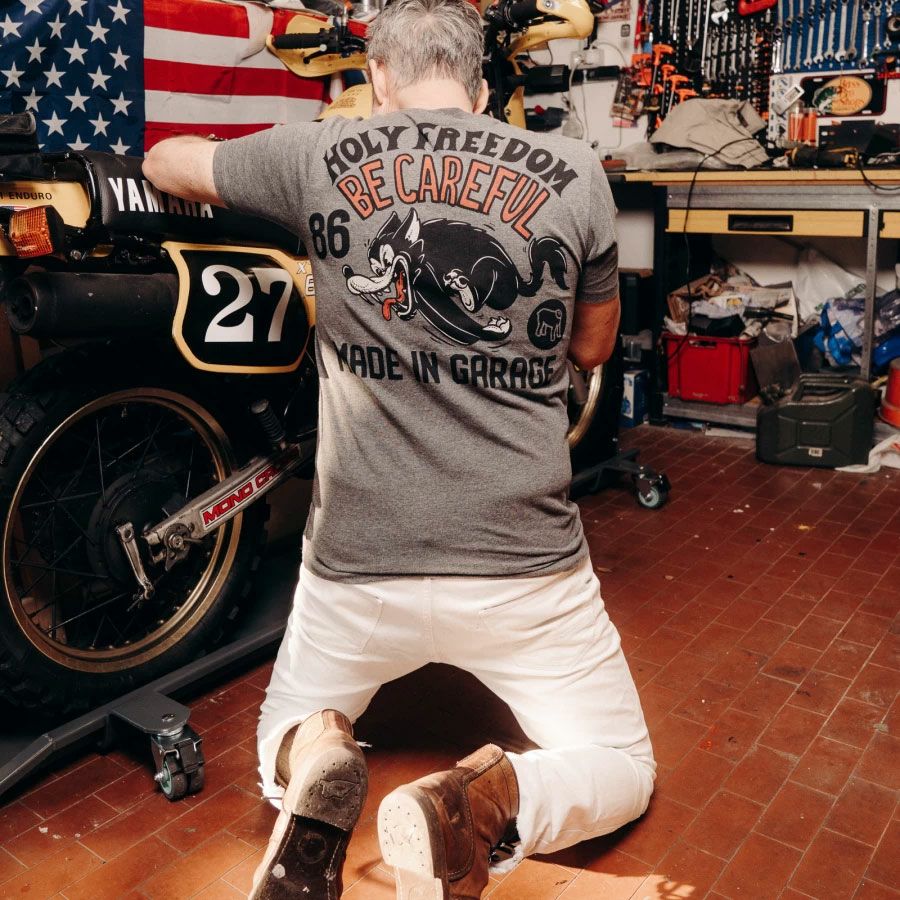 HolyFreedom｜ビー ケアフル Tシャツ｜グレー｜モデル着用