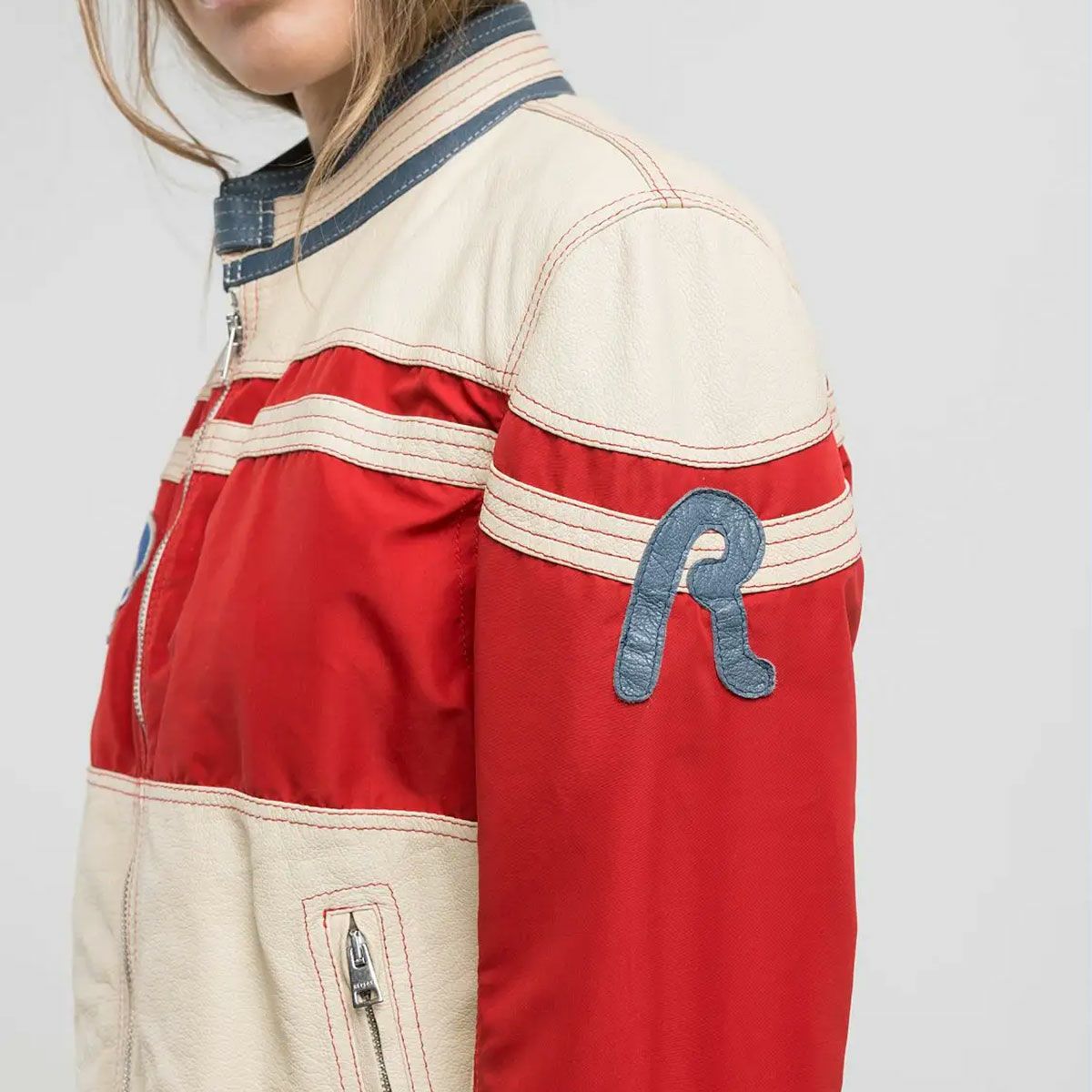 Replay｜レギュラーフィット レザージャケット｜バターホワイト×レッド×ブルー｜モデル着用