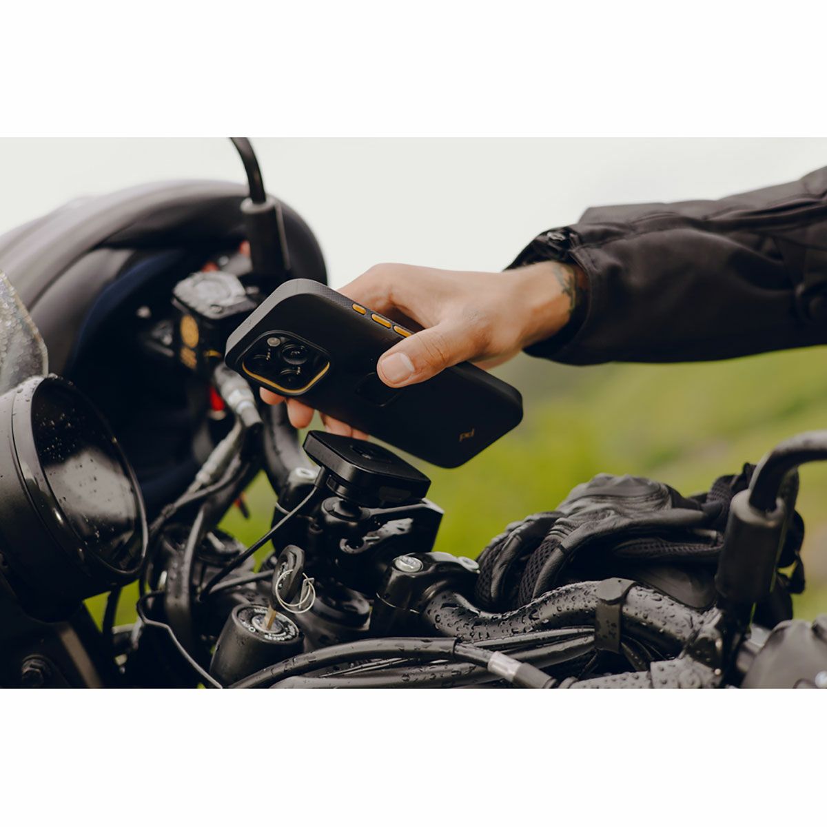 Peak Design｜ナー ケース iPhone 16 Pro / Pro Max｜その他雑貨｜使用イメージ