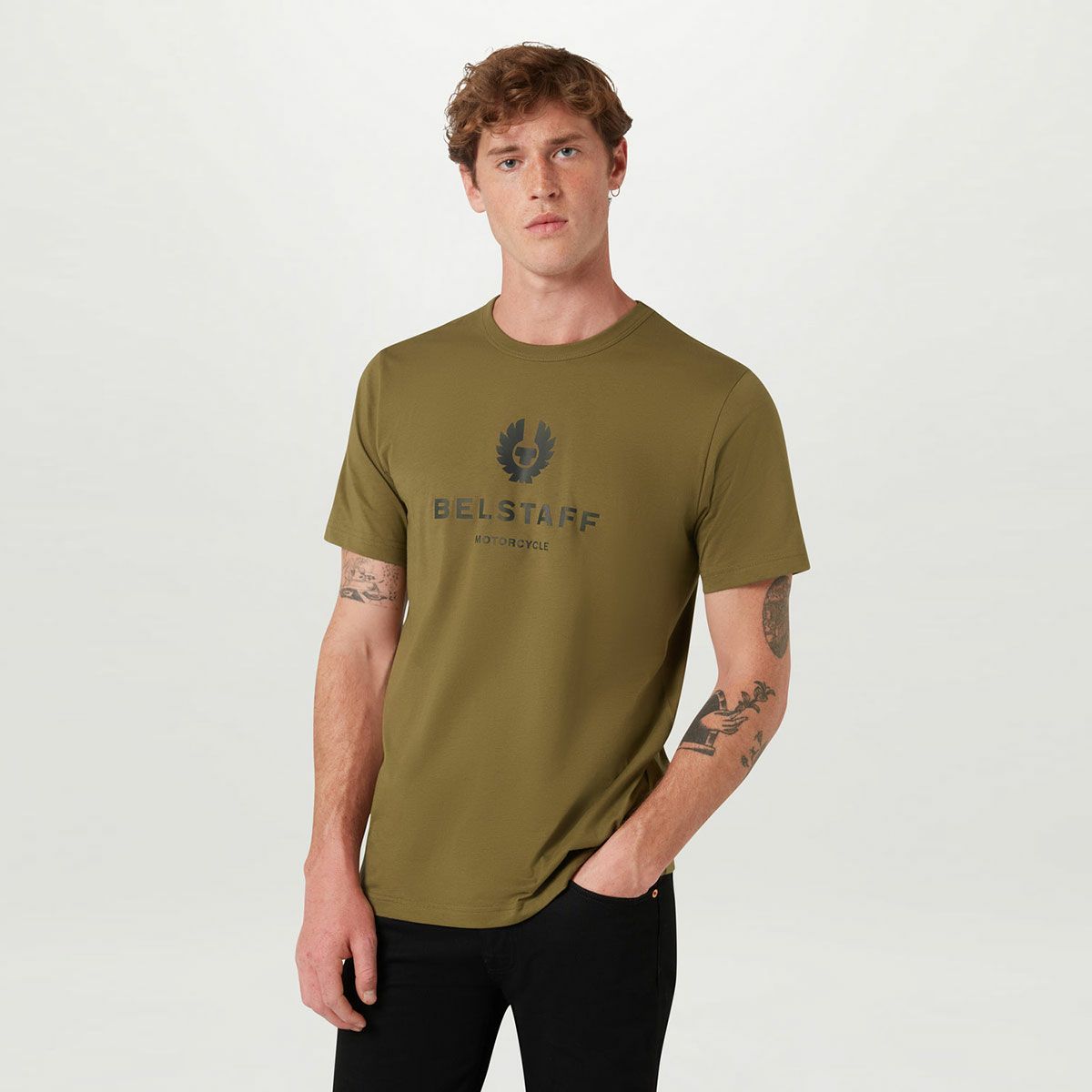 BELSTAFF｜フェニックス Tシャツ｜ベルスタッフオリーブ｜モデル着用