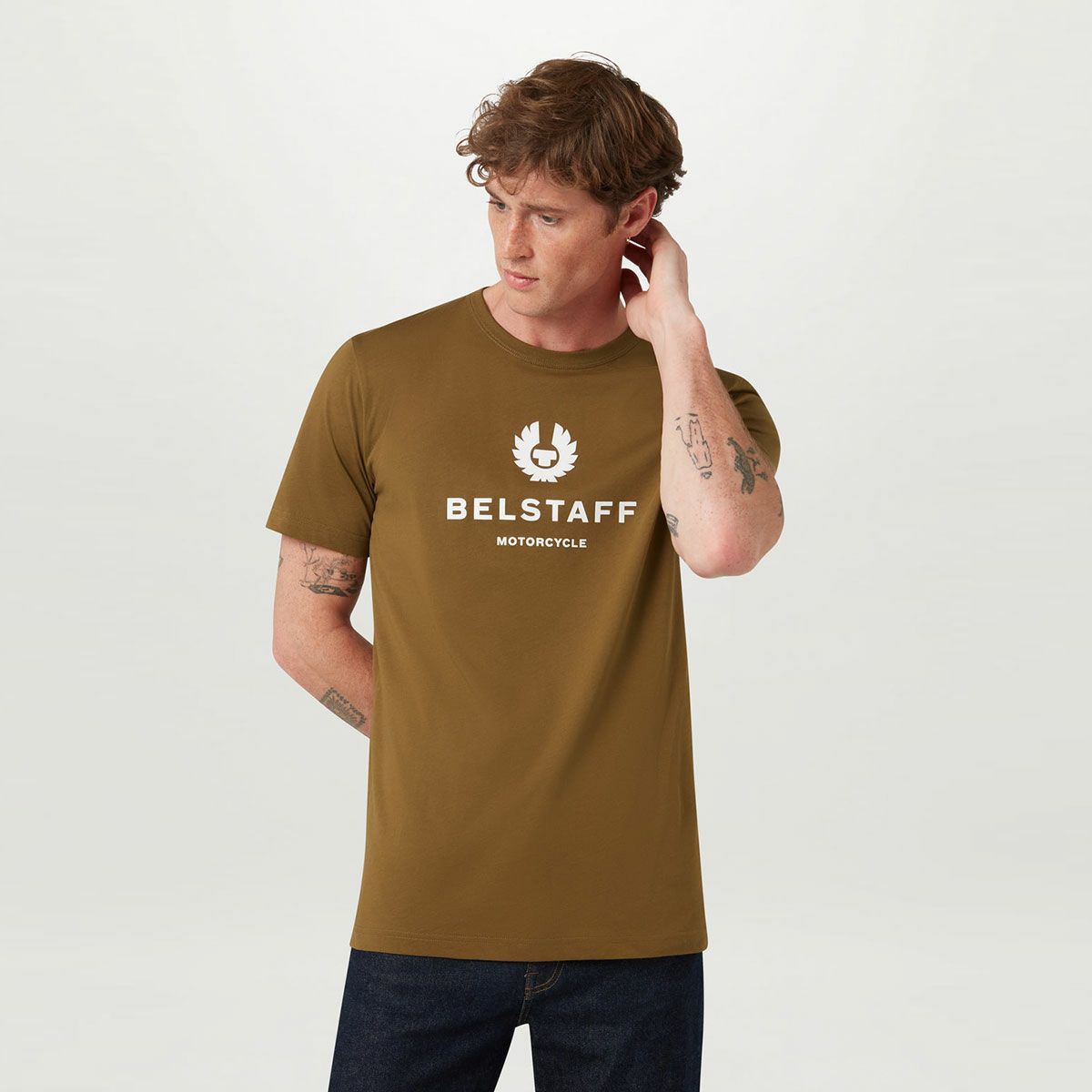BELSTAFF｜フェニックス Tシャツ｜デザート｜モデル着用