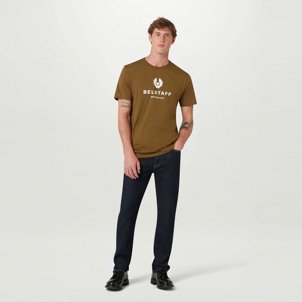 BELSTAFF｜フェニックス Tシャツ｜デザート｜モデル着用