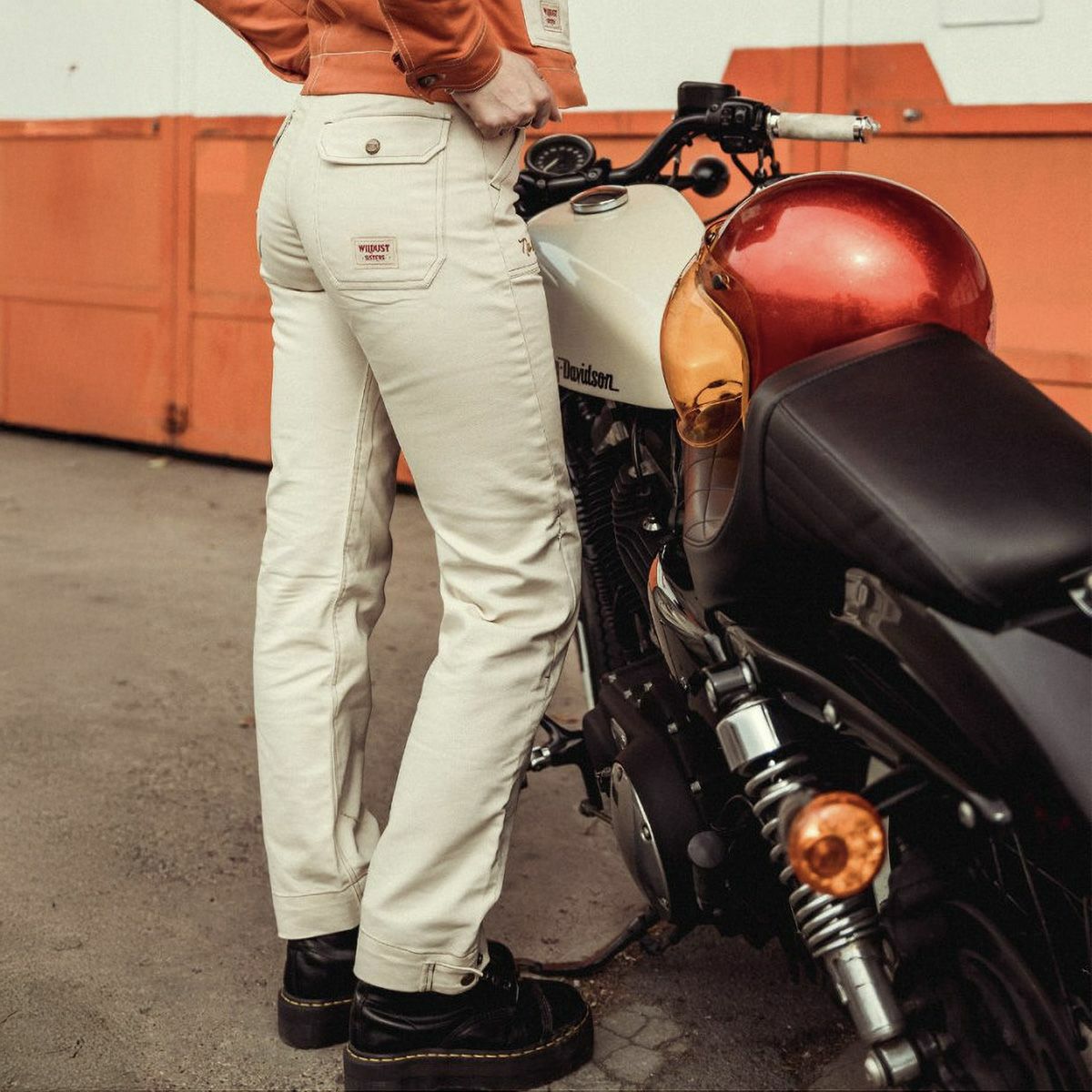 WILDUST｜オーバーランド カーゴパンツ｜チノ・カーゴ｜エクリュ｜モデル着用