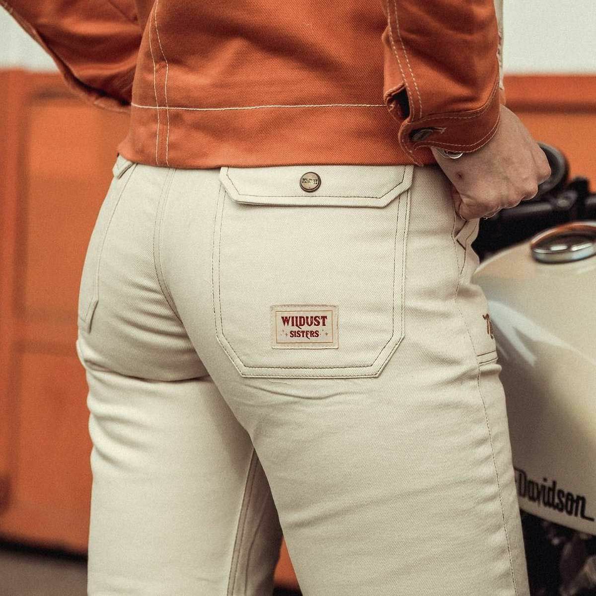 WILDUST｜オーバーランド カーゴパンツ｜チノ・カーゴ｜エクリュ｜モデル着用