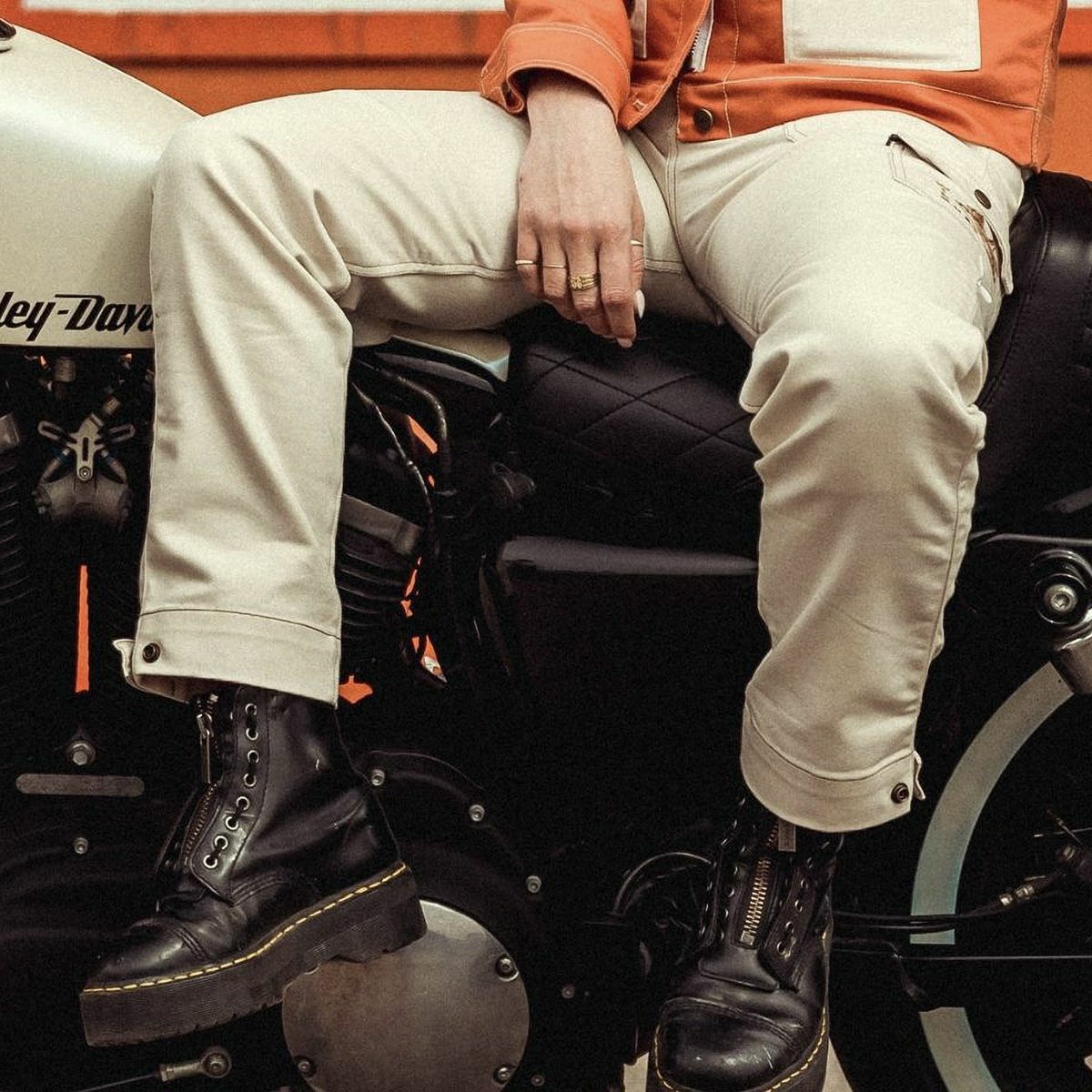 WILDUST｜オーバーランド カーゴパンツ｜チノ・カーゴ｜エクリュ｜モデル着用