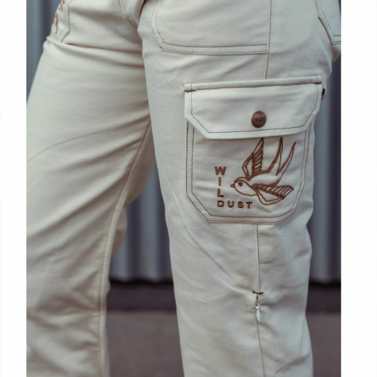 WILDUST｜オーバーランド カーゴパンツ｜チノ・カーゴ｜エクリュ｜モデル着用