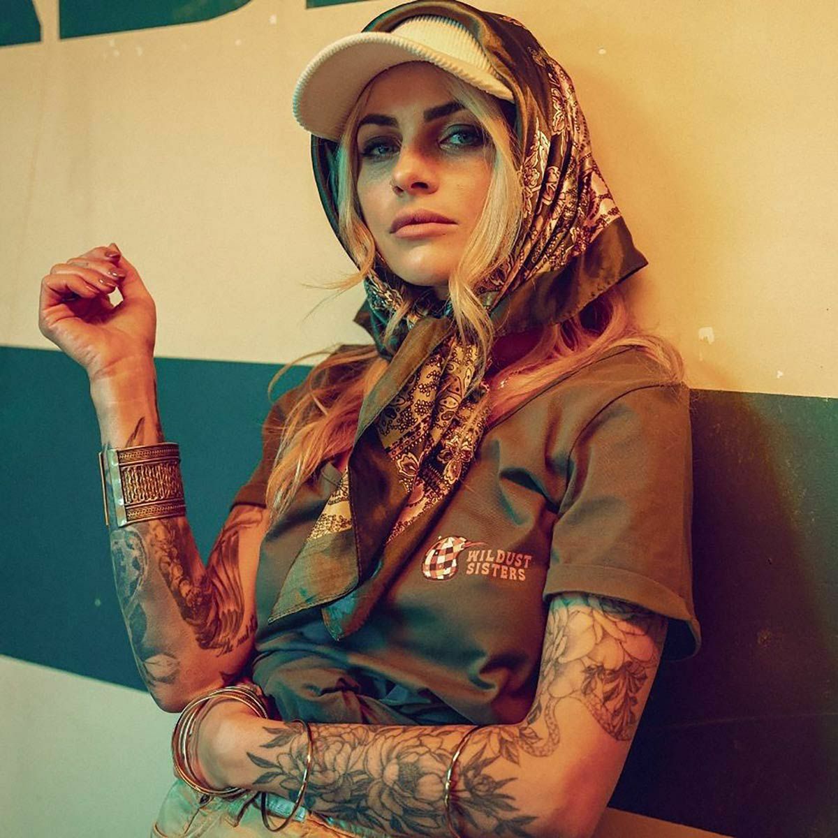 WILDUST｜マジック Tシャツ｜カーキ｜モデル着用