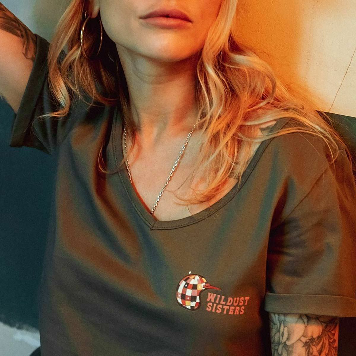 WILDUST｜マジック Tシャツ｜カーキ｜モデル着用