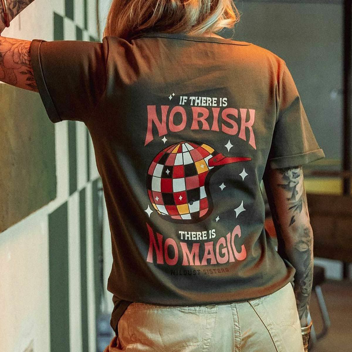 WILDUST｜マジック Tシャツ｜カーキ｜モデル着用