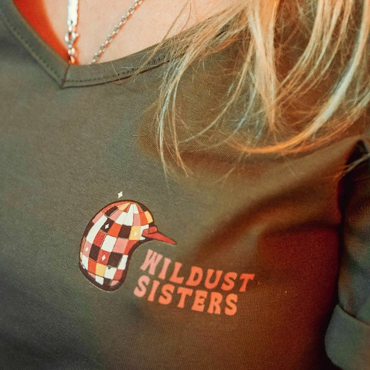 WILDUST｜マジック Tシャツ｜カーキ｜モデル着用