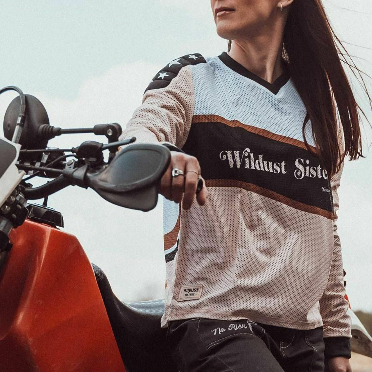 WILDUST｜クロス ジャージ クラシックライダー｜MXジャージ｜ホワイト×ベージュ×ブラック｜モデル着用