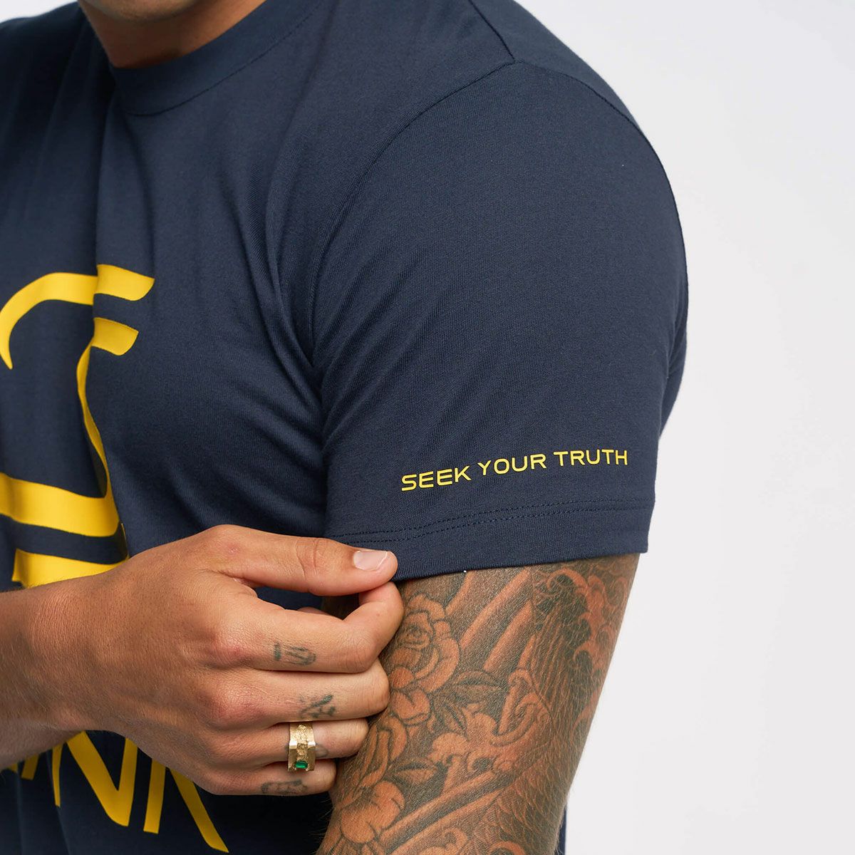 AyrtonSenna｜アイルトン・セナ レガシー ロゴ Tシャツ｜TシャツAyrtonSenna｜アイルトン・セナ レガシー ロゴ Tシャツ｜Tシャツ｜ネイビー｜モデル着用