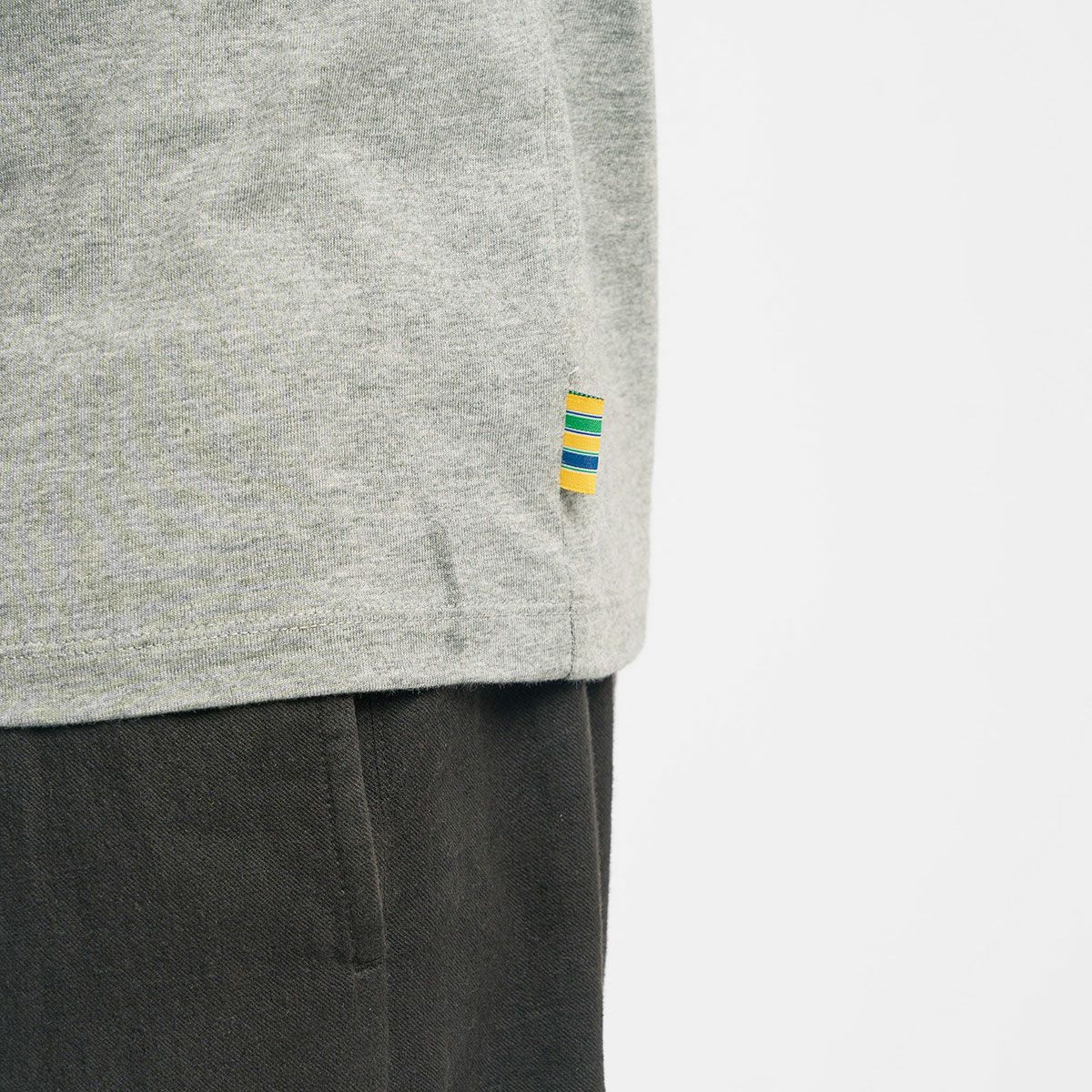 AyrtonSenna｜アイルトン・セナ レガシー ロゴ Tシャツ｜TシャツAyrtonSenna｜アイルトン・セナ レガシー ロゴ Tシャツ｜Tシャツ｜グレー｜モデル着用