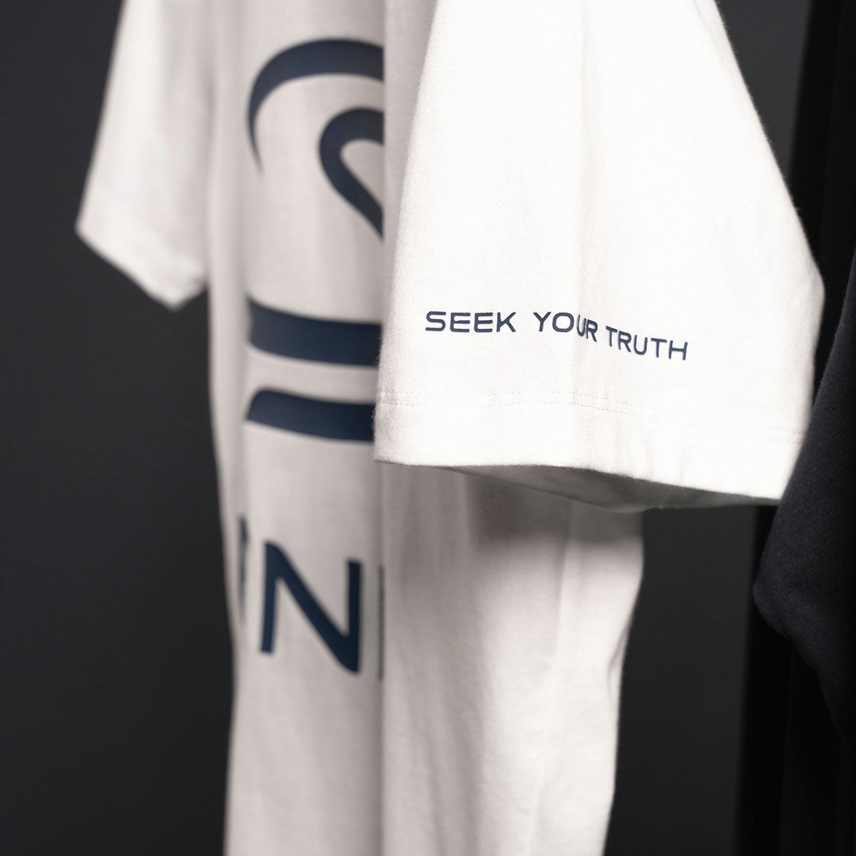 AyrtonSenna｜アイルトン・セナ レガシー ロゴ Tシャツ｜TシャツAyrtonSenna｜アイルトン・セナ レガシー ロゴ Tシャツ｜Tシャツ｜ホワイト
