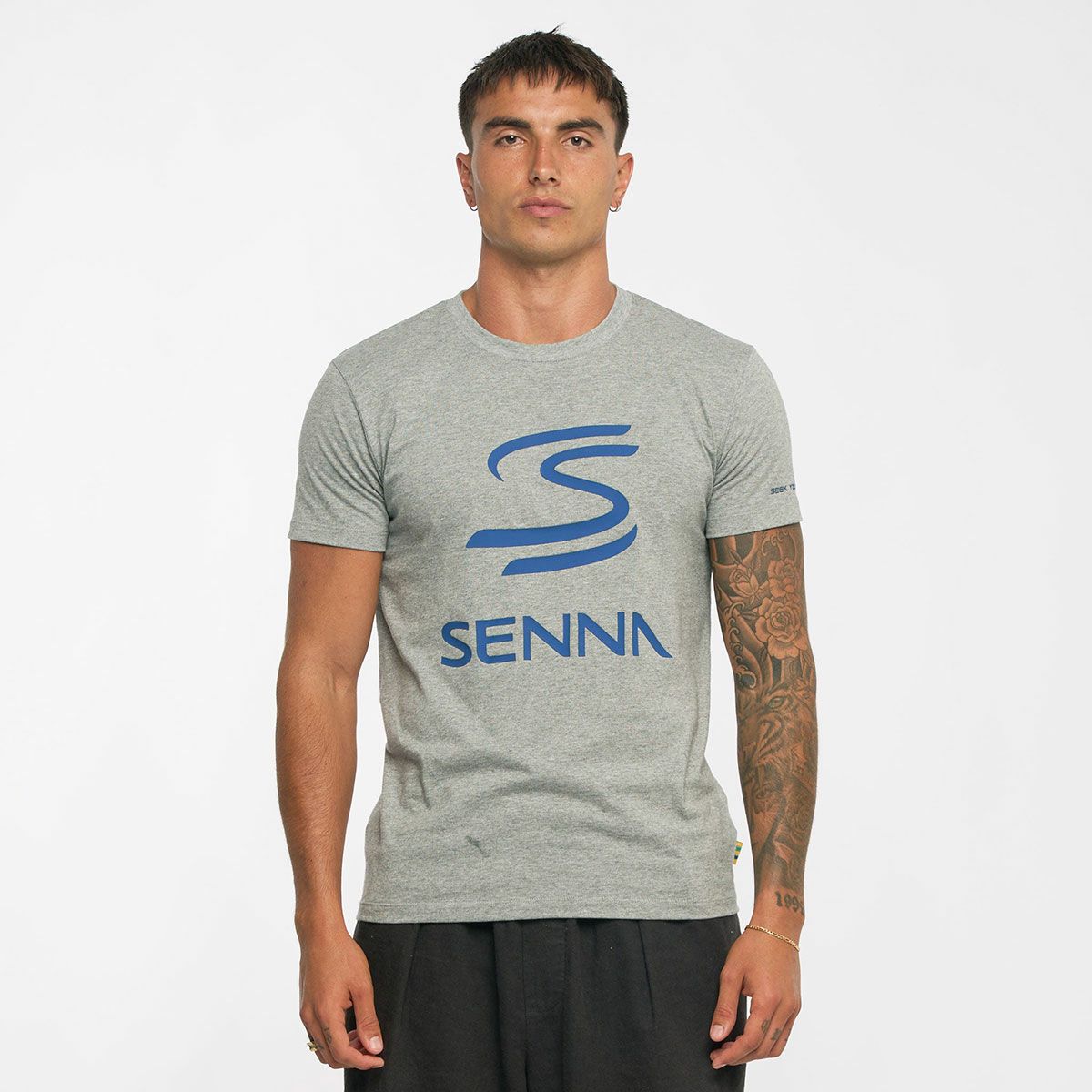 AyrtonSenna｜アイルトン・セナ レガシー ロゴ Tシャツ｜TシャツAyrtonSenna｜アイルトン・セナ レガシー ロゴ Tシャツ｜Tシャツ｜グレー｜モデル着用