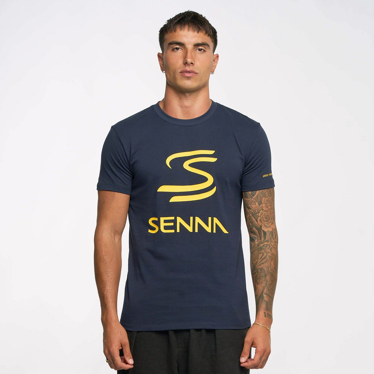 AyrtonSenna｜アイルトン・セナ レガシー ロゴ Tシャツ｜TシャツAyrtonSenna｜アイルトン・セナ レガシー ロゴ Tシャツ｜Tシャツ｜ネイビー｜モデル着用