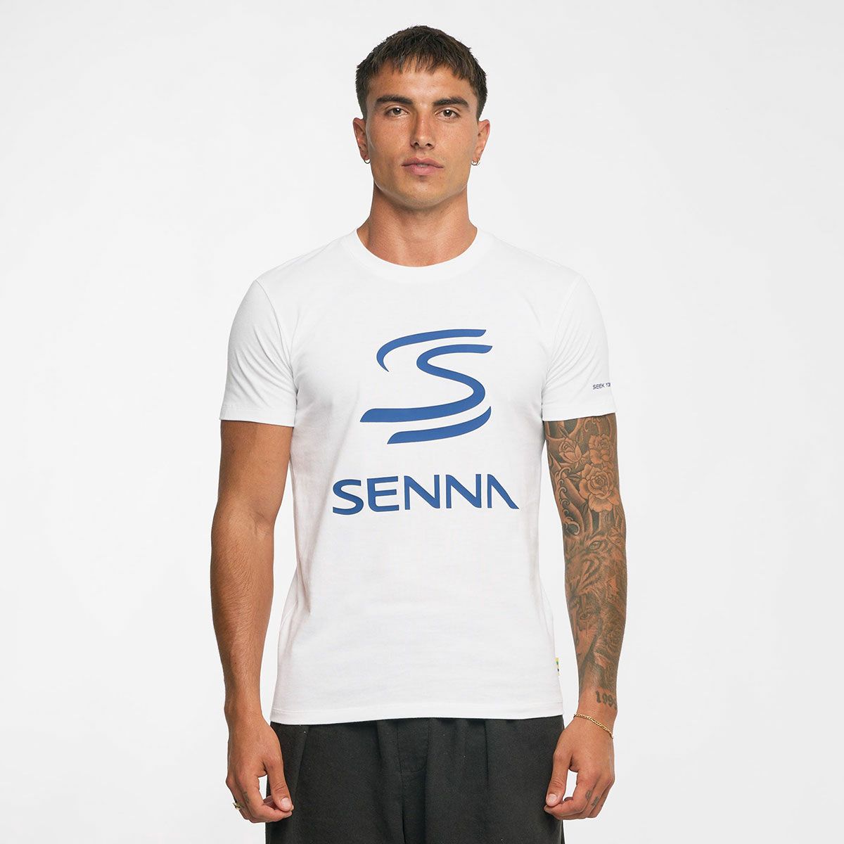 AyrtonSenna｜アイルトン・セナ レガシー ロゴ Tシャツ｜TシャツAyrtonSenna｜アイルトン・セナ レガシー ロゴ Tシャツ｜Tシャツ｜ホワイト