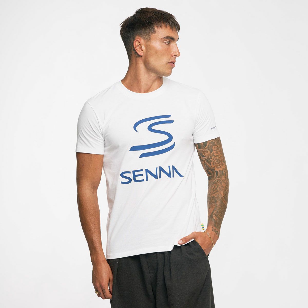 AyrtonSenna｜アイルトン・セナ レガシー ロゴ Tシャツ｜TシャツAyrtonSenna｜アイルトン・セナ レガシー ロゴ Tシャツ｜Tシャツ｜ホワイト