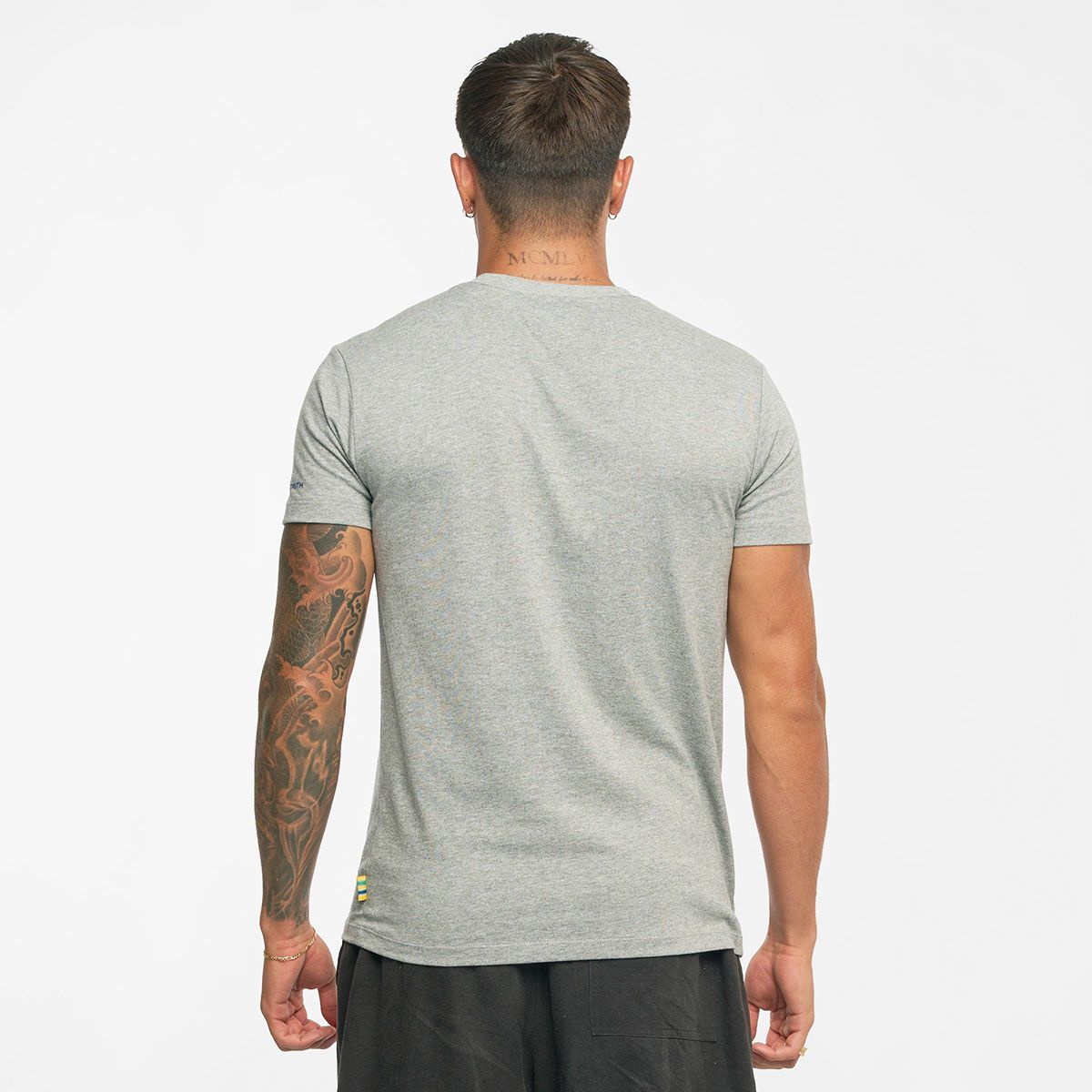 AyrtonSenna｜アイルトン・セナ レガシー ロゴ Tシャツ｜TシャツAyrtonSenna｜アイルトン・セナ レガシー ロゴ Tシャツ｜Tシャツ｜グレー｜モデル着用