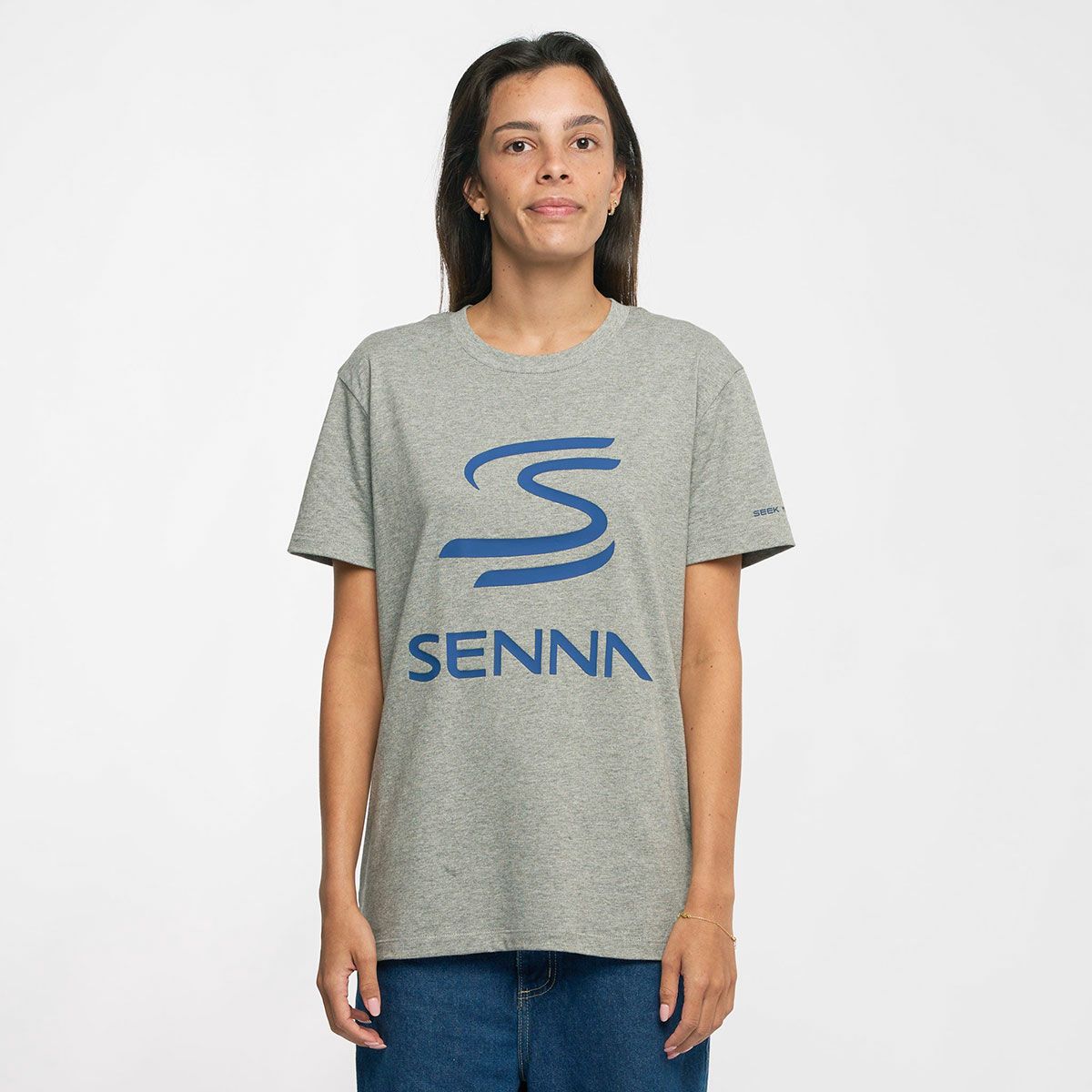 AyrtonSenna｜アイルトン・セナ レガシー ロゴ Tシャツ｜TシャツAyrtonSenna｜アイルトン・セナ レガシー ロゴ Tシャツ｜Tシャツ｜グレー｜モデル着用
