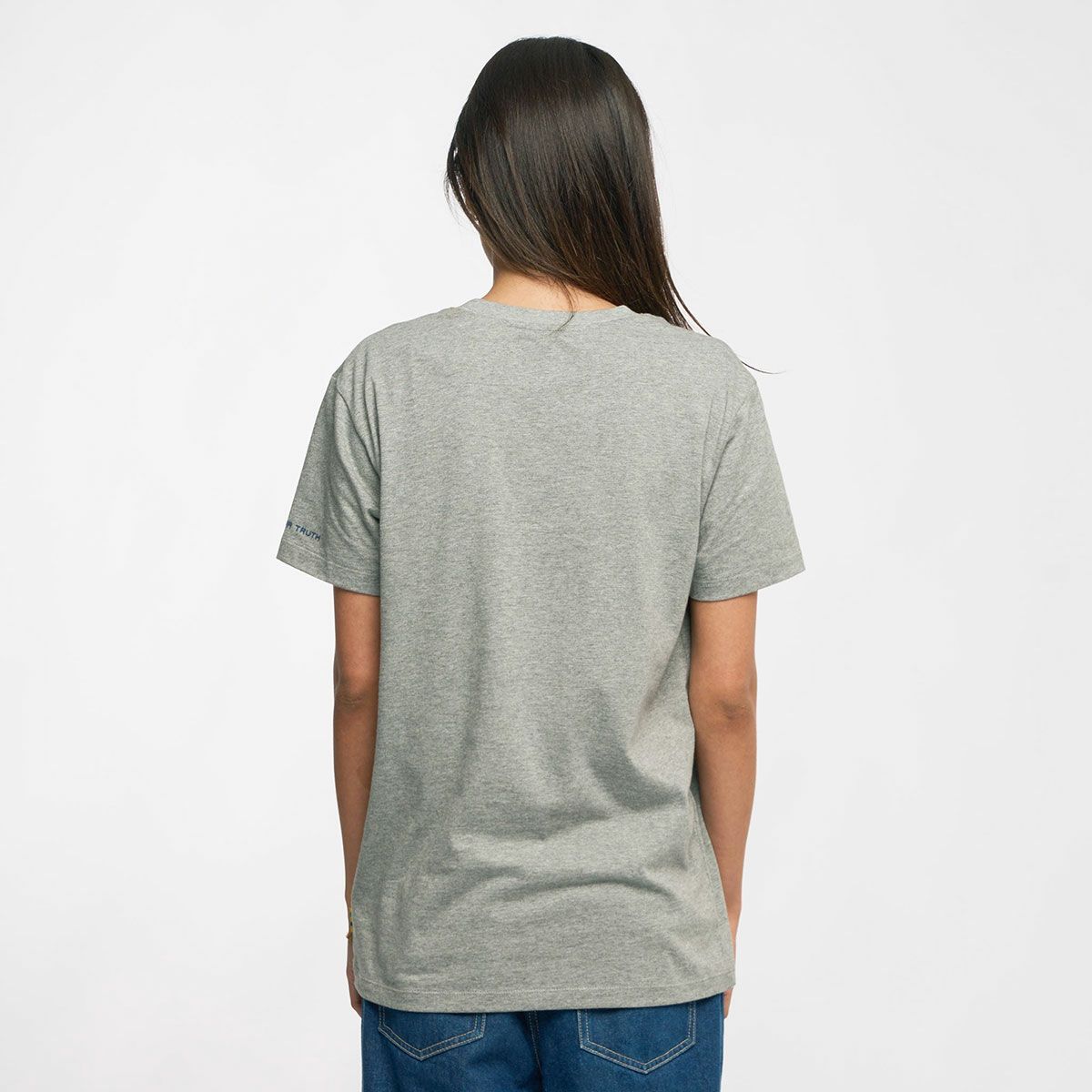 AyrtonSenna｜アイルトン・セナ レガシー ロゴ Tシャツ｜TシャツAyrtonSenna｜アイルトン・セナ レガシー ロゴ Tシャツ｜Tシャツ｜グレー｜モデル着用