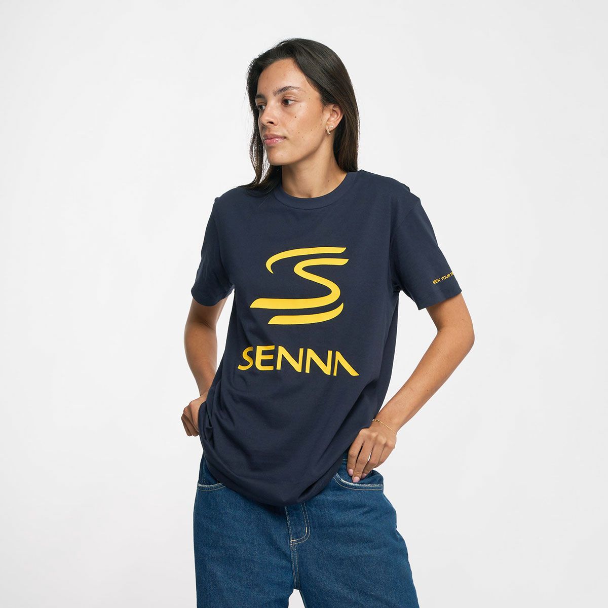 AyrtonSenna｜アイルトン・セナ レガシー ロゴ Tシャツ｜TシャツAyrtonSenna｜アイルトン・セナ レガシー ロゴ Tシャツ｜Tシャツ｜ネイビー｜モデル着用