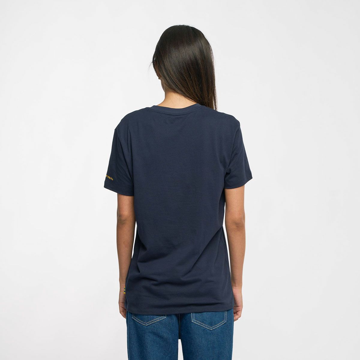 AyrtonSenna｜アイルトン・セナ レガシー ロゴ Tシャツ｜TシャツAyrtonSenna｜アイルトン・セナ レガシー ロゴ Tシャツ｜Tシャツ｜ネイビー｜モデル着用