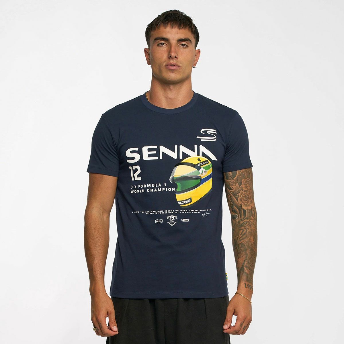 AyrtonSenna｜アイルトン・セナ 12 グラフィック Tシャツ｜ネイビー｜モデル着用