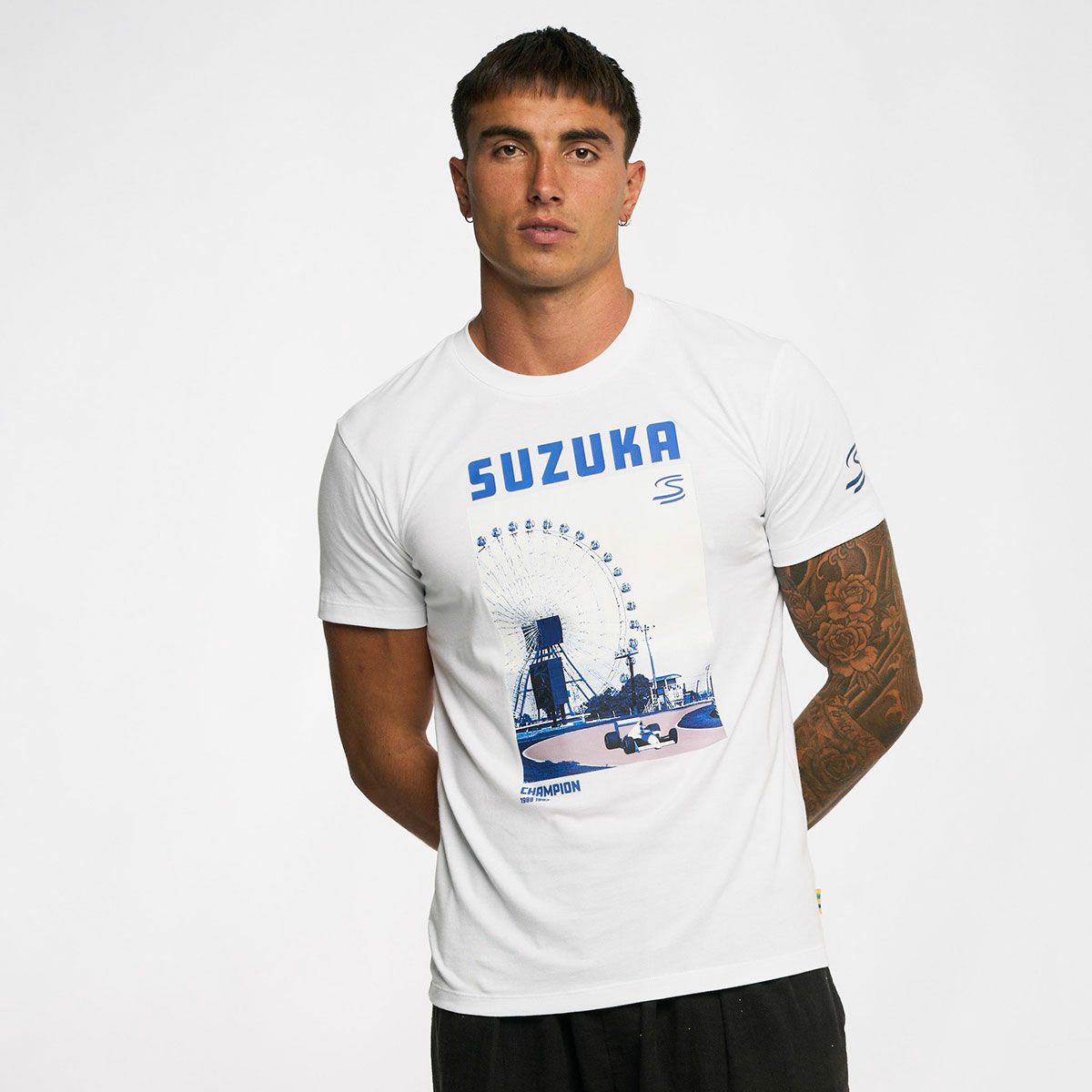 AyrtonSenna｜アイルトン・セナ F1 サーキット グラフィック Tシャツ - SUZUKA｜ホワイト｜モデル着用