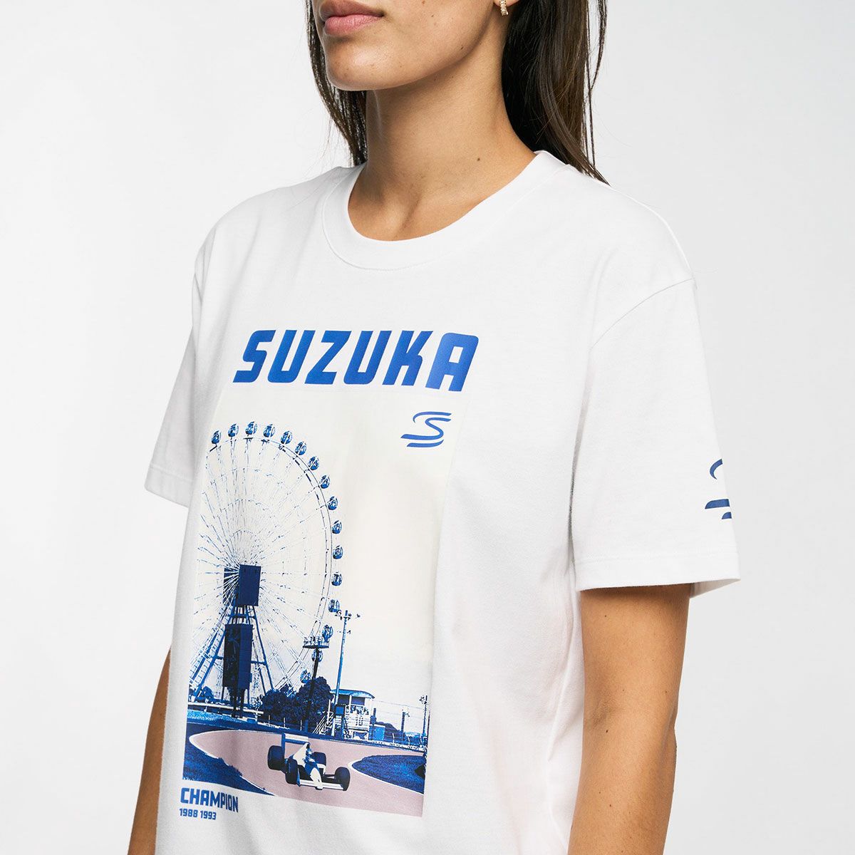 AyrtonSenna｜アイルトン・セナ F1 サーキット グラフィック Tシャツ - SUZUKA｜ホワイト｜モデル着用