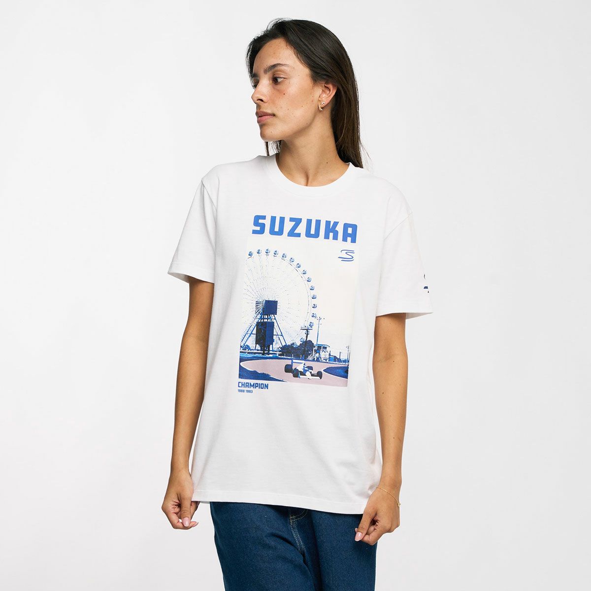 AyrtonSenna｜アイルトン・セナ F1 サーキット グラフィック Tシャツ - SUZUKA｜ホワイト｜モデル着用