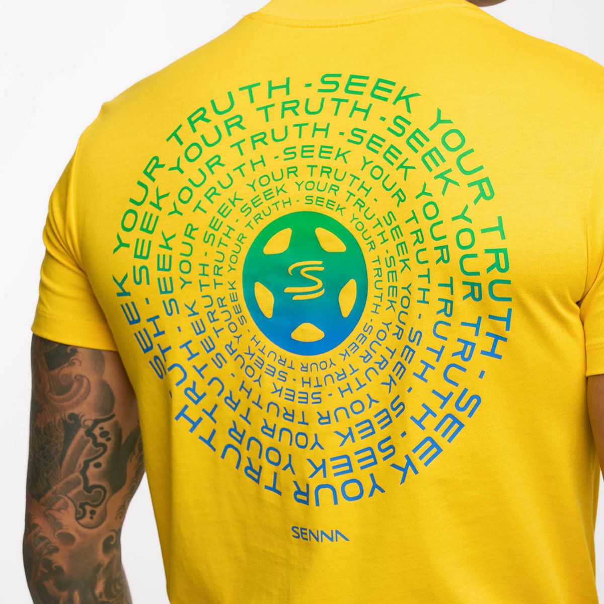 AyrtonSenna｜アイルトン・セナ シーク ユア トゥルース サークル Tシャツ｜イエローAyrtonSenna｜アイルトン・セナ シーク ユア トゥルース サークル TシャツAyrtonSenna｜アイルトン・セナ シーク ユア トゥルース サークル Tシャツ｜イエロー｜モデル着用