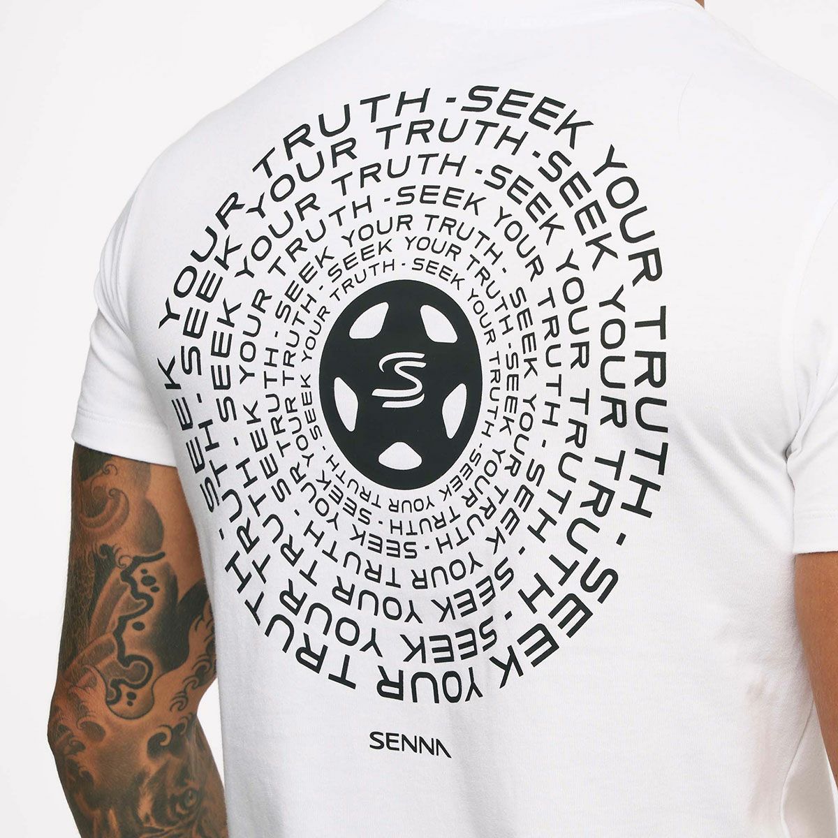 AyrtonSenna｜アイルトン・セナ シーク ユア トゥルース サークル Tシャツ｜ホワイト｜モデル着用