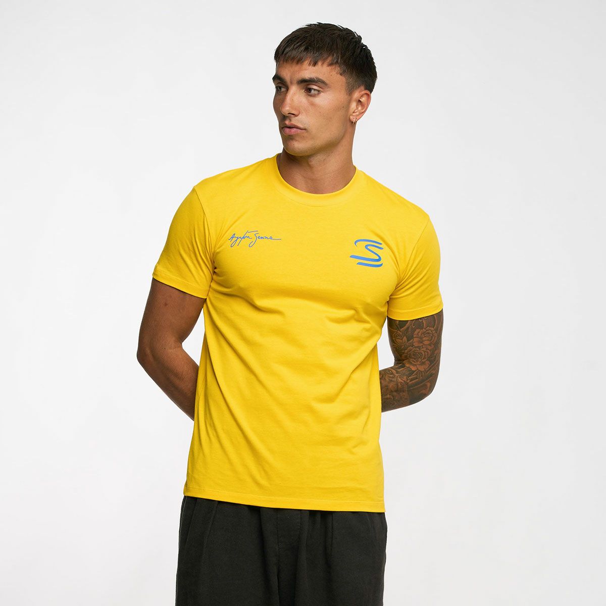 AyrtonSenna｜アイルトン・セナ シーク ユア トゥルース サークル Tシャツ｜イエローAyrtonSenna｜アイルトン・セナ シーク ユア トゥルース サークル TシャツAyrtonSenna｜アイルトン・セナ シーク ユア トゥルース サークル Tシャツ｜イエロー｜モデル着用