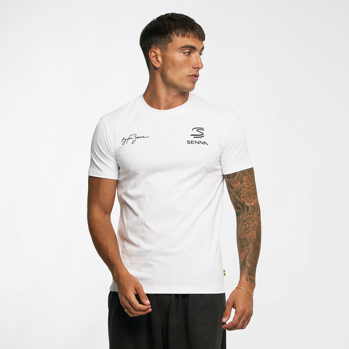 AyrtonSenna｜アイルトン・セナ シーク ユア トゥルース サークル Tシャツ｜ホワイト｜モデル着用