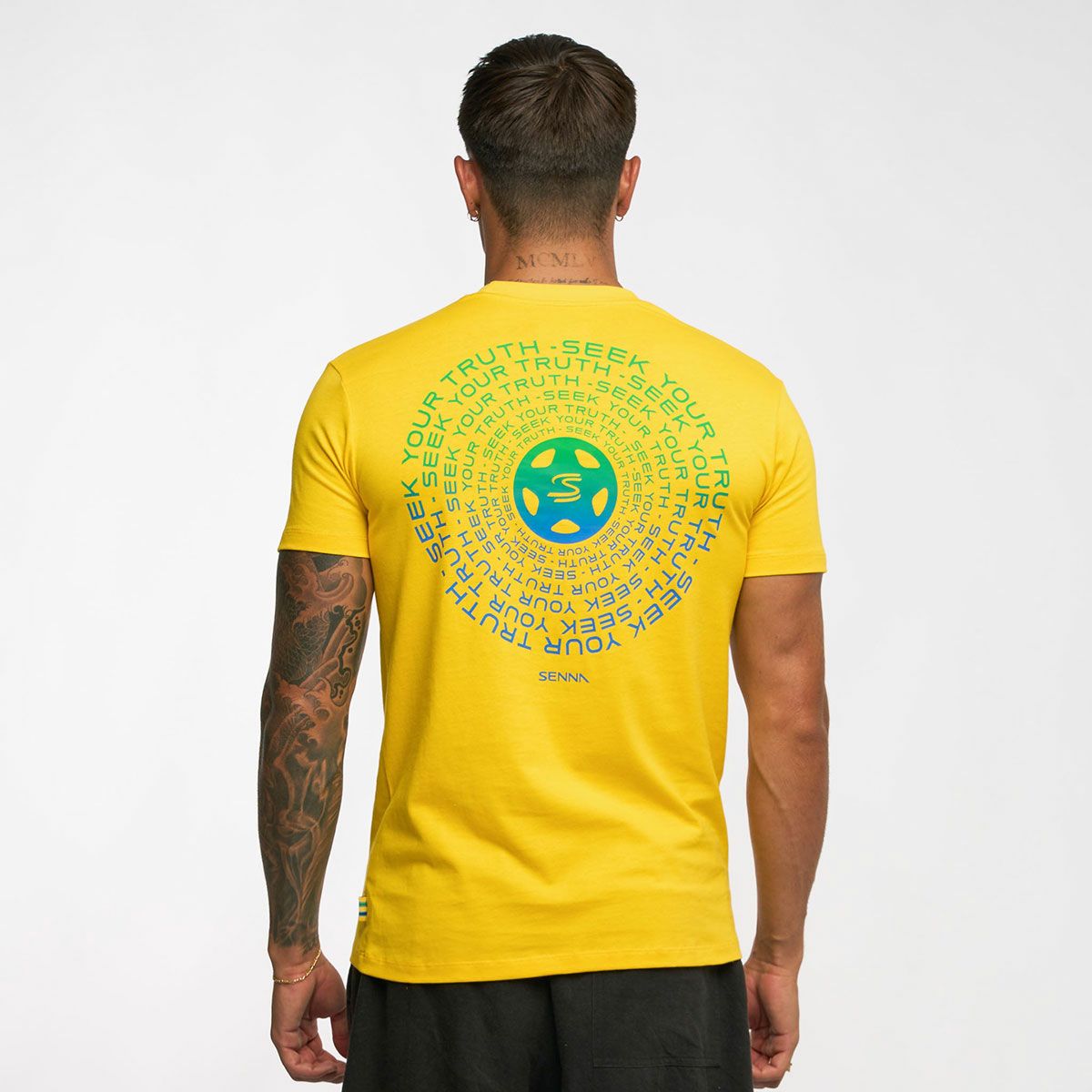 AyrtonSenna｜アイルトン・セナ シーク ユア トゥルース サークル Tシャツ｜イエローAyrtonSenna｜アイルトン・セナ シーク ユア トゥルース サークル TシャツAyrtonSenna｜アイルトン・セナ シーク ユア トゥルース サークル Tシャツ｜イエロー｜モデル着用