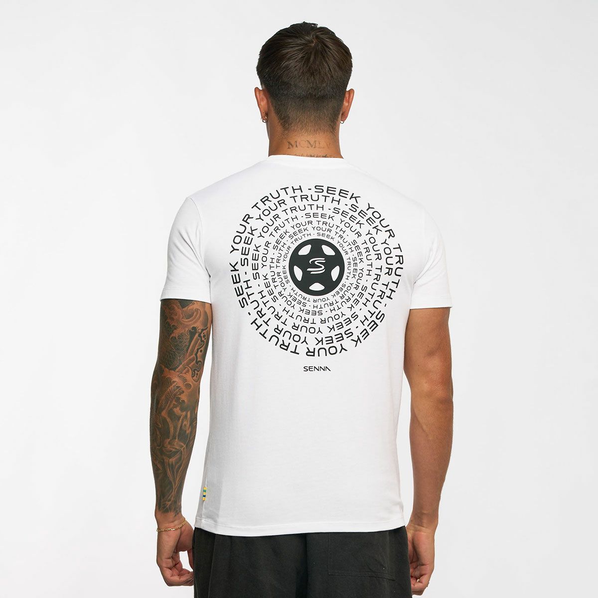 AyrtonSenna｜アイルトン・セナ シーク ユア トゥルース サークル Tシャツ｜ホワイト｜モデル着用