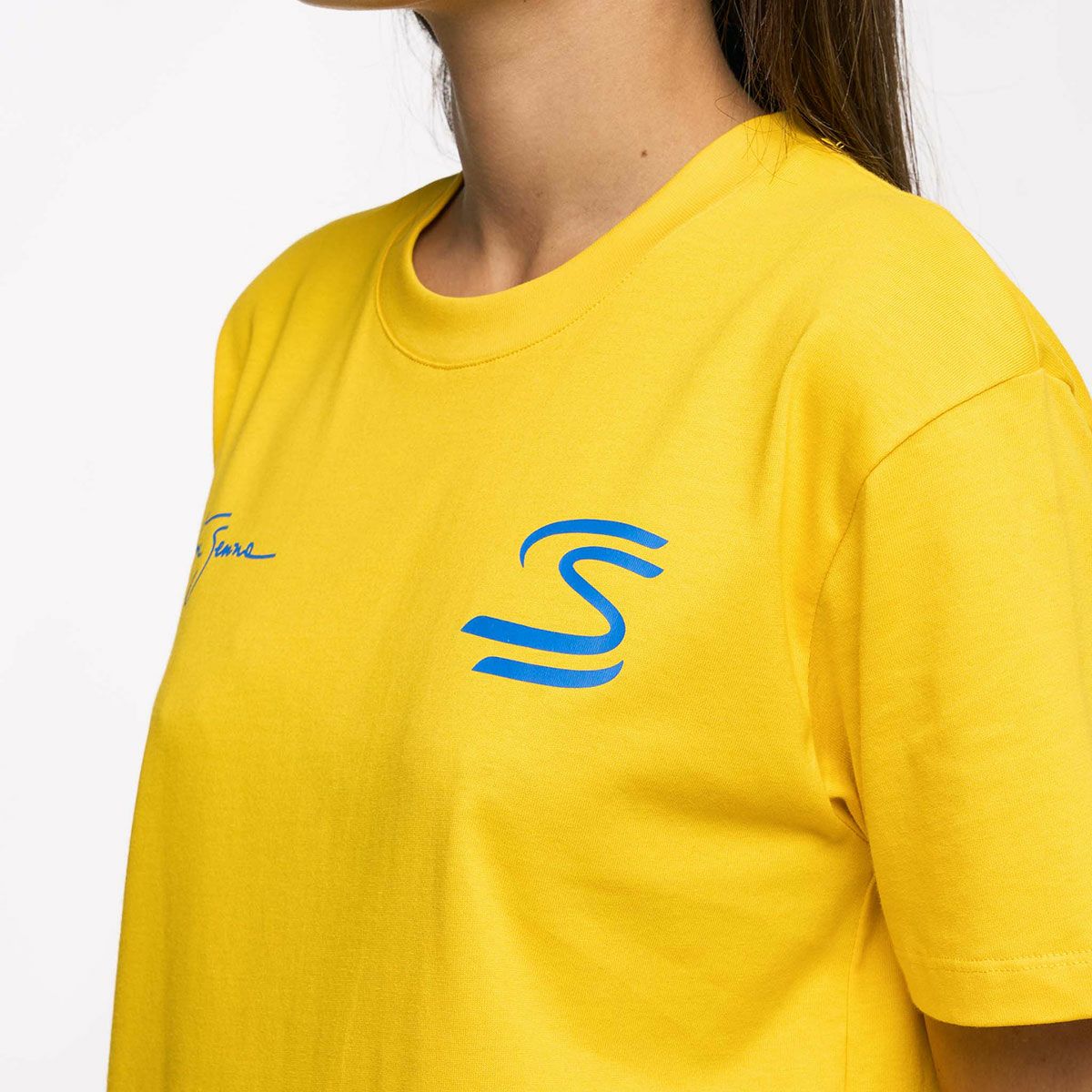 AyrtonSenna｜アイルトン・セナ シーク ユア トゥルース サークル Tシャツ｜イエローAyrtonSenna｜アイルトン・セナ シーク ユア トゥルース サークル TシャツAyrtonSenna｜アイルトン・セナ シーク ユア トゥルース サークル Tシャツ｜イエロー｜モデル着用