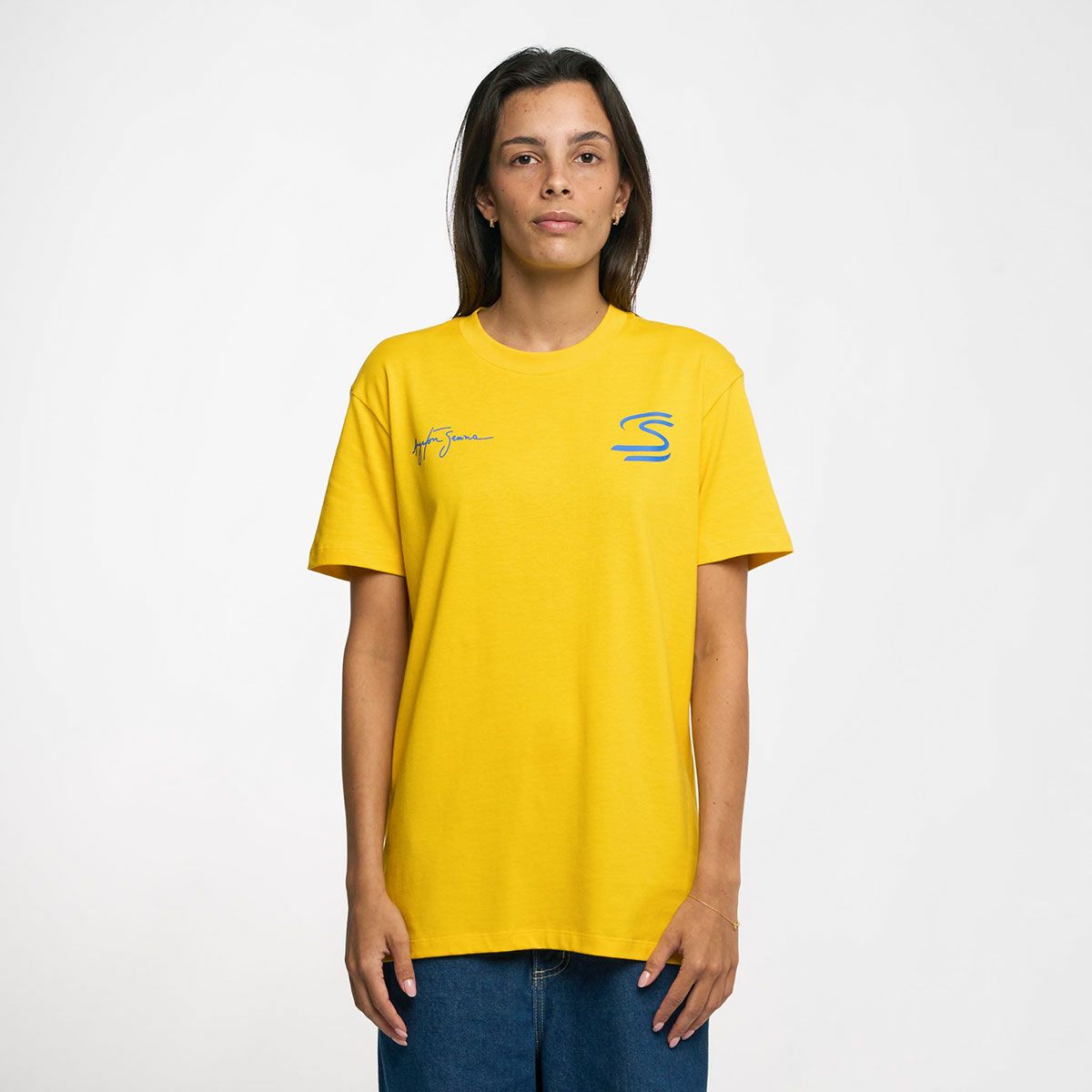 AyrtonSenna｜アイルトン・セナ シーク ユア トゥルース サークル Tシャツ｜イエローAyrtonSenna｜アイルトン・セナ シーク ユア トゥルース サークル TシャツAyrtonSenna｜アイルトン・セナ シーク ユア トゥルース サークル Tシャツ｜イエロー｜モデル着用