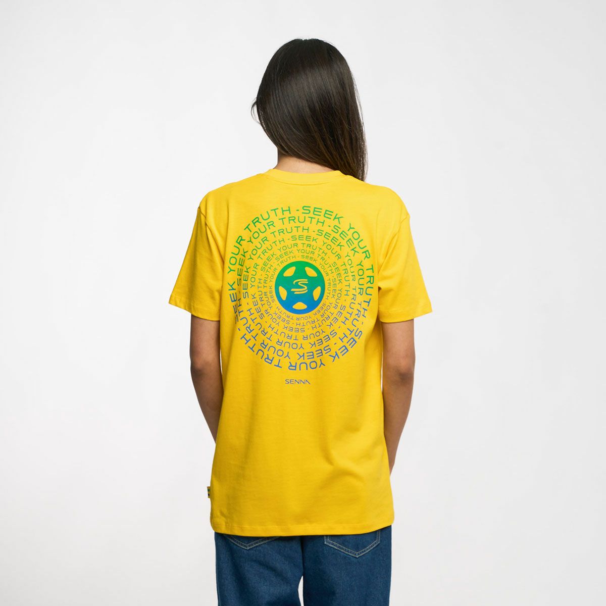 AyrtonSenna｜アイルトン・セナ シーク ユア トゥルース サークル Tシャツ｜イエローAyrtonSenna｜アイルトン・セナ シーク ユア トゥルース サークル TシャツAyrtonSenna｜アイルトン・セナ シーク ユア トゥルース サークル Tシャツ｜イエロー｜モデル着用