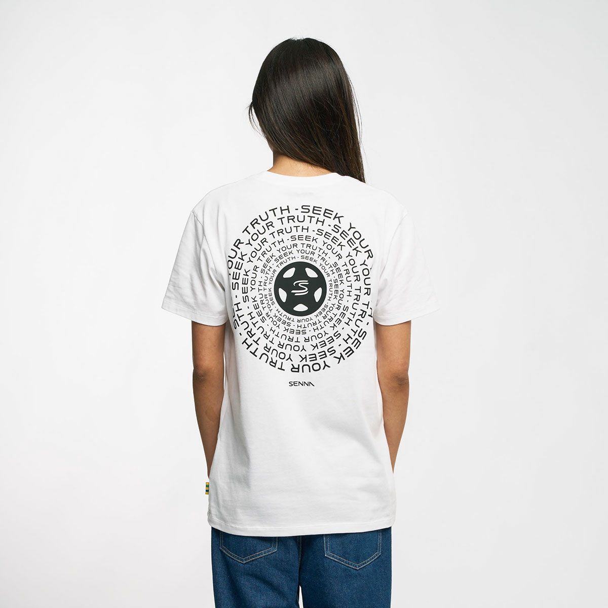 AyrtonSenna｜アイルトン・セナ シーク ユア トゥルース サークル Tシャツ｜ホワイト｜モデル着用